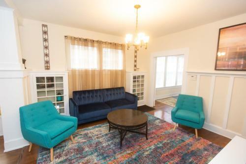 Birmingham Blazers Bungalow! 5 Mins From Uab! Sleeps 12! Pets Ok!