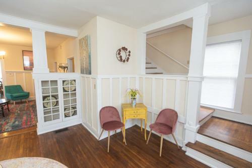 Birmingham Blazers Bungalow! 5 Mins From Uab! Sleeps 12! Pets Ok!