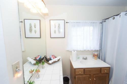 Birmingham Blazers Bungalow! 5 Mins From Uab! Sleeps 12! Pets Ok!