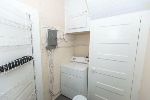 Birmingham Blazers Bungalow! 5 Mins From Uab! Sleeps 12! Pets Ok!