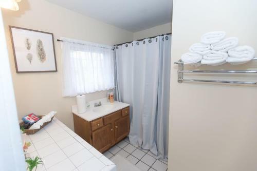 Birmingham Blazers Bungalow! 5 Mins From Uab! Sleeps 12! Pets Ok!