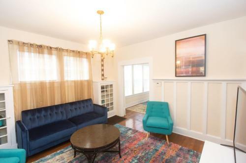 Birmingham Blazers Bungalow! 5 Mins From Uab! Sleeps 12! Pets Ok!