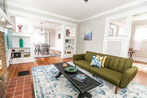 Trendy Lakeview Craftsman