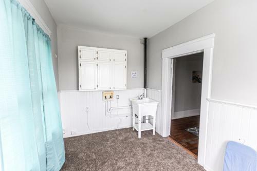 Trendy Lakeview Craftsman