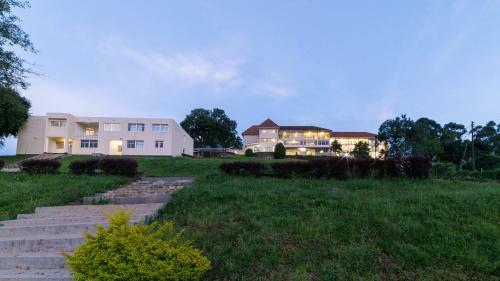 Hostal Room In Bb - Trendy Deluxe Double Rooms In Masaka - 2