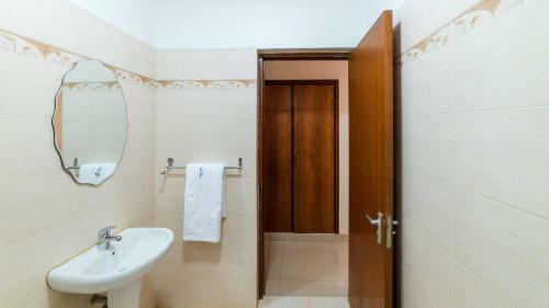 Hostal Room In Bb - Trendy Deluxe Single Rooms In Masaka - 1