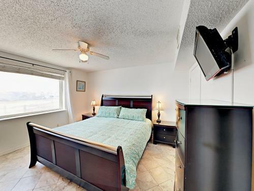 Apartamento 561 East Beach Blvd Condo Unit 208