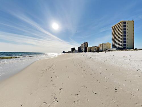 Apartamento 561 East Beach Blvd Condo Unit 208