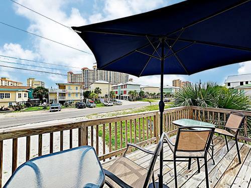 Apartamento New Listing! Remodeled Duplex - 2 Blocks To Beach! Duplex