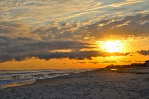 Apartamento New Listing! Remodeled Duplex - 2 Blocks To Beach! Duplex