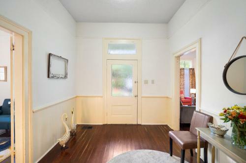 The Mardis Gras Manor - Walkable, Historic, Local Treasure