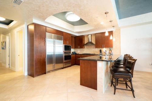 Turquoise Place Unit 707d