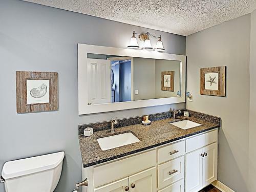 Apartamento New Listing! Beachfront Corner-unit With Pools Condo
