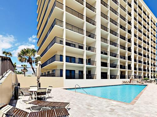 Apartamento New Listing! Beachfront Corner-unit With Pools Condo