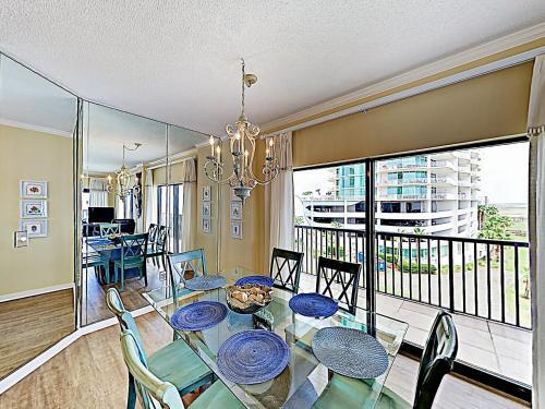Apartamento New Listing! Beachfront Corner-unit With Pools Condo