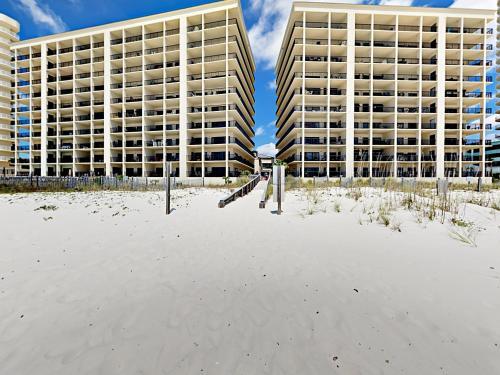 Apartamento New Listing! Beachfront Corner-unit With Pools Condo