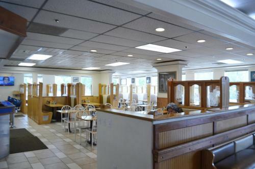 Valley Hotel & 24/7 Open Cafe