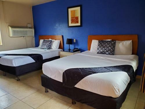 Hotel Pinecrest Inn & Suites