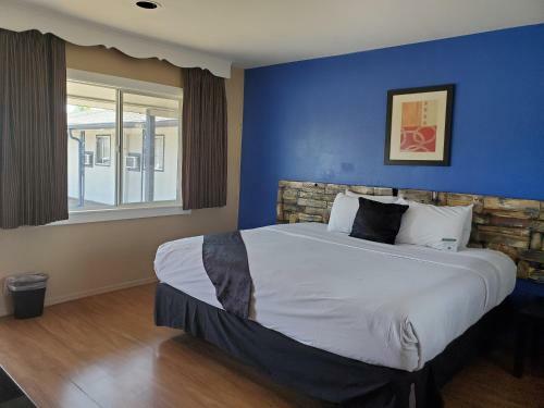 Hotel Pinecrest Inn & Suites