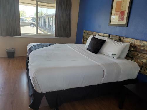 Hotel Pinecrest Inn & Suites