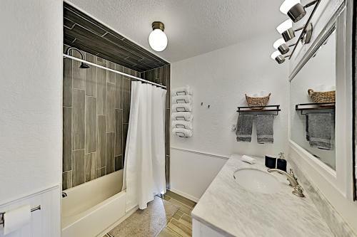 Aspen Valley Gem With Fireplaces & Balcony Home