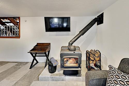Aspen Valley Gem With Fireplaces & Balcony Home