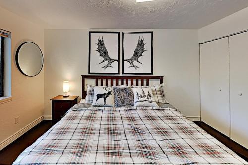 Aspen Valley Gem With Fireplaces & Balcony Home