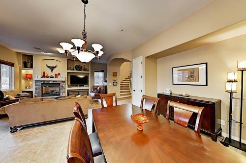 End-unit Townhome - Sauna, Office - Near Skiing Townhouse