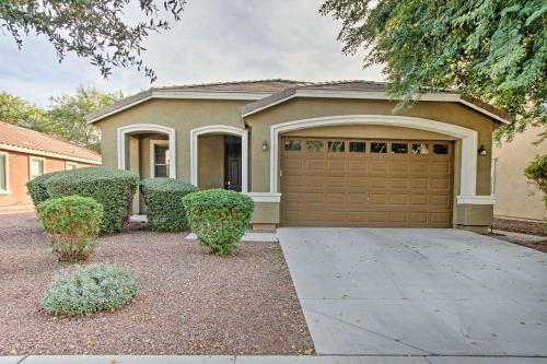 Spacious Gilbert Family Home With Yard - Dog Friendly