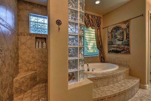 Lux Gilbert Home W/pvt Heated Pool+putting Green!