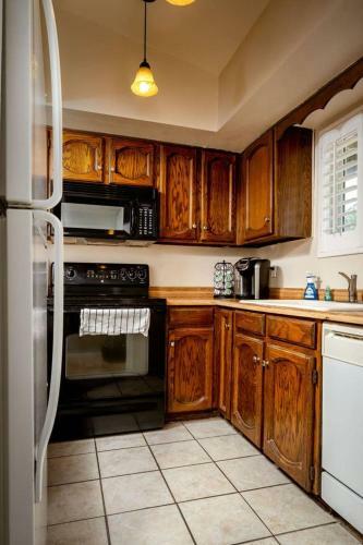 Cozy Gilbert Condo Walking Distance To Downtown !