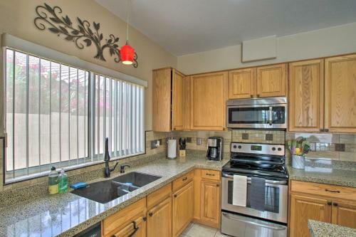 Spacious Goodyear Retreat - Walk To Wigwam!
