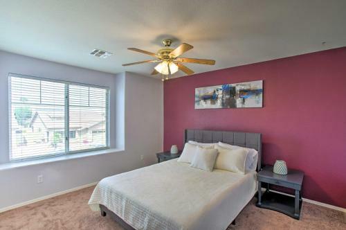 Spacious Goodyear Retreat - Walk To Wigwam!
