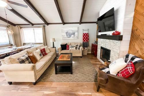 Bobcat Bungalow With Porch, Fire Pit And Treehouse!