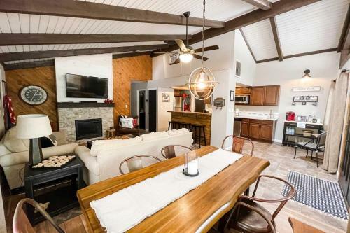 Bobcat Bungalow With Porch, Fire Pit And Treehouse!