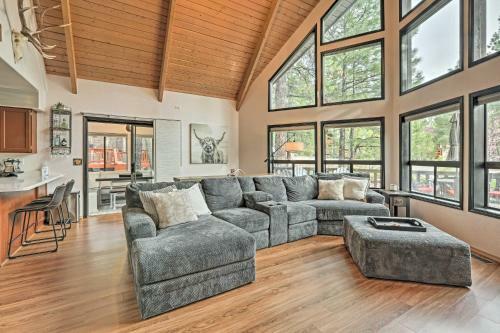 Animal Hill Retreat With Deck And Fire Pit!