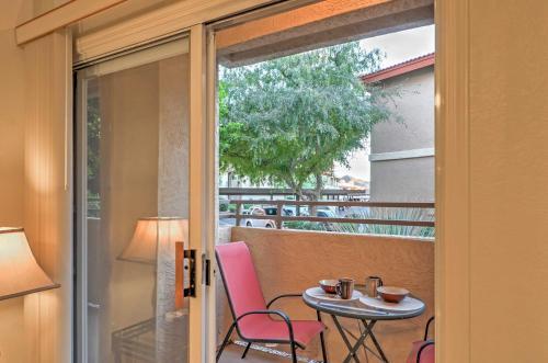 Apartamento Phoenix Couples Condo With Deck And Pool And Spa Access!