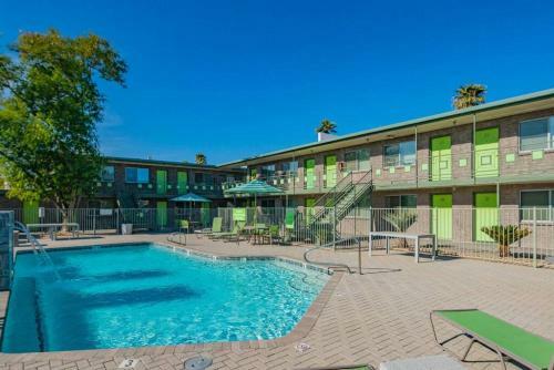 Wanderjaunt -- Mid-century Downtown Phoenix Apartments