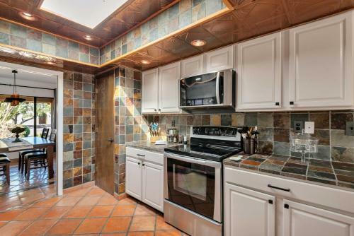 Stylish Scottsdale Home With Yard Pets Welcome