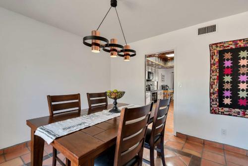 Stylish Scottsdale Home With Yard Pets Welcome