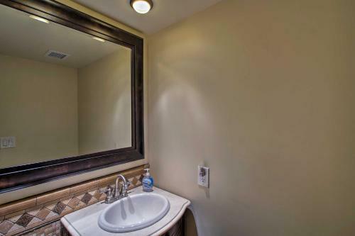 Trendy Phoenix Townhome By South Mountain Trails!