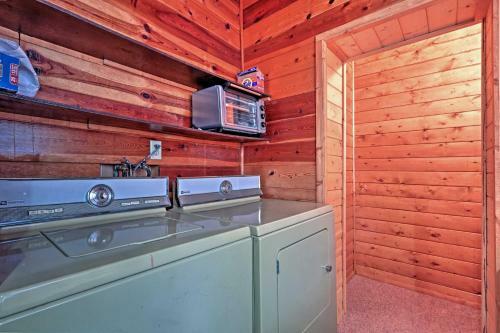 Lakeside Log Cabin With Deck Less Than 2 Mi To Rainbow Lake!