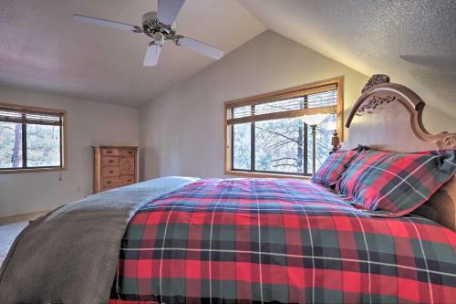 Spacious Pine Getaway With 2 Decks 2 Mi To Downtown