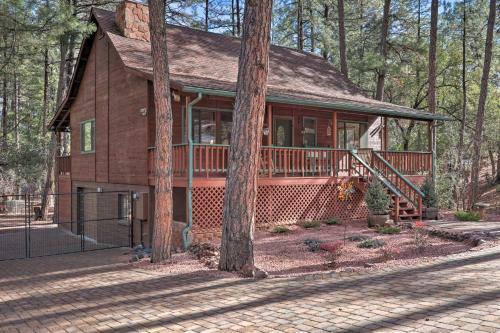 Spacious Pine Getaway With 2 Decks 2 Mi To Downtown