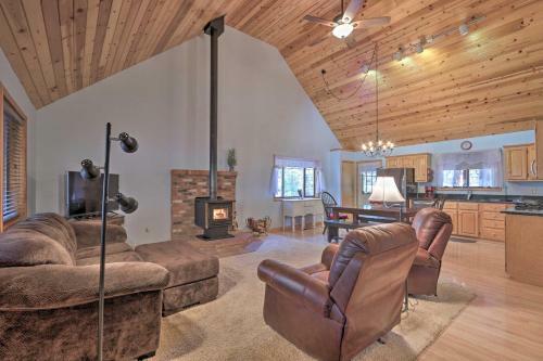 Spacious Pine Getaway With 2 Decks 2 Mi To Downtown