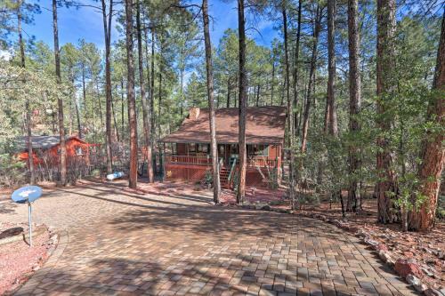 Spacious Pine Getaway With 2 Decks 2 Mi To Downtown