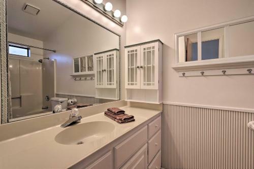 Spacious Pine Getaway With 2 Decks 2 Mi To Downtown