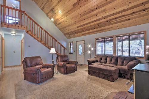 Spacious Pine Getaway With 2 Decks 2 Mi To Downtown