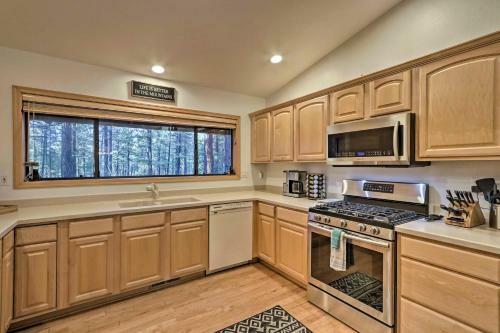 Expansive Pinetop Cabin With Fireplace And Grill!
