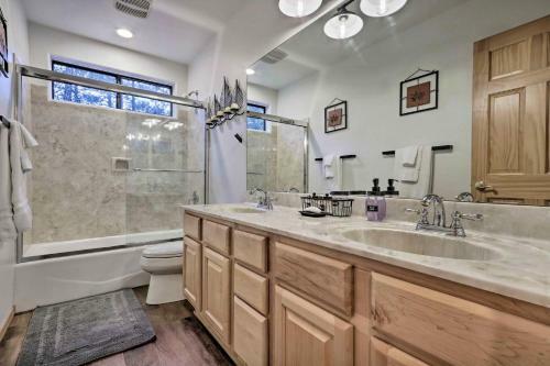 Expansive Pinetop Cabin With Fireplace And Grill!